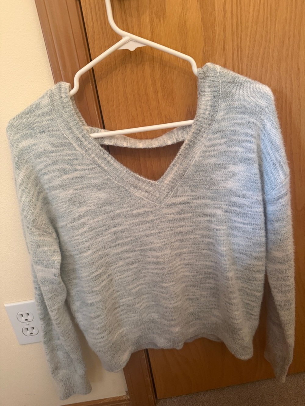 Jessica Simpson Heathered Light Gray V-Neck Sweater